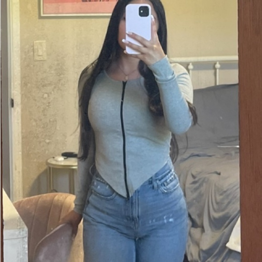 long sleeve grey top 🤍